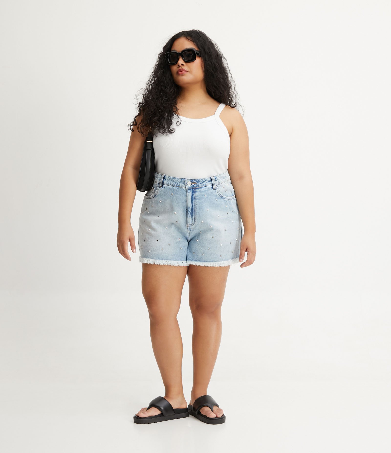 Short Boyfriend em Jeans com Tachas Aplicadas e Barra Desfiada Curve & Plus Size Azul 1