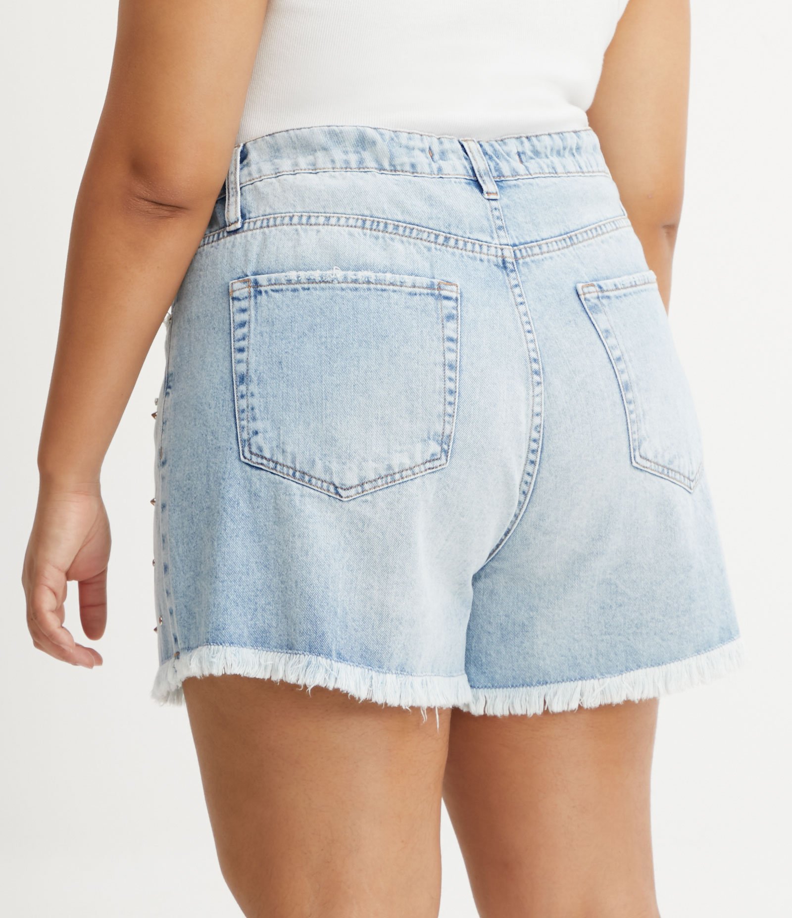 Short Boyfriend em Jeans com Tachas Aplicadas e Barra Desfiada Curve & Plus Size Azul 3