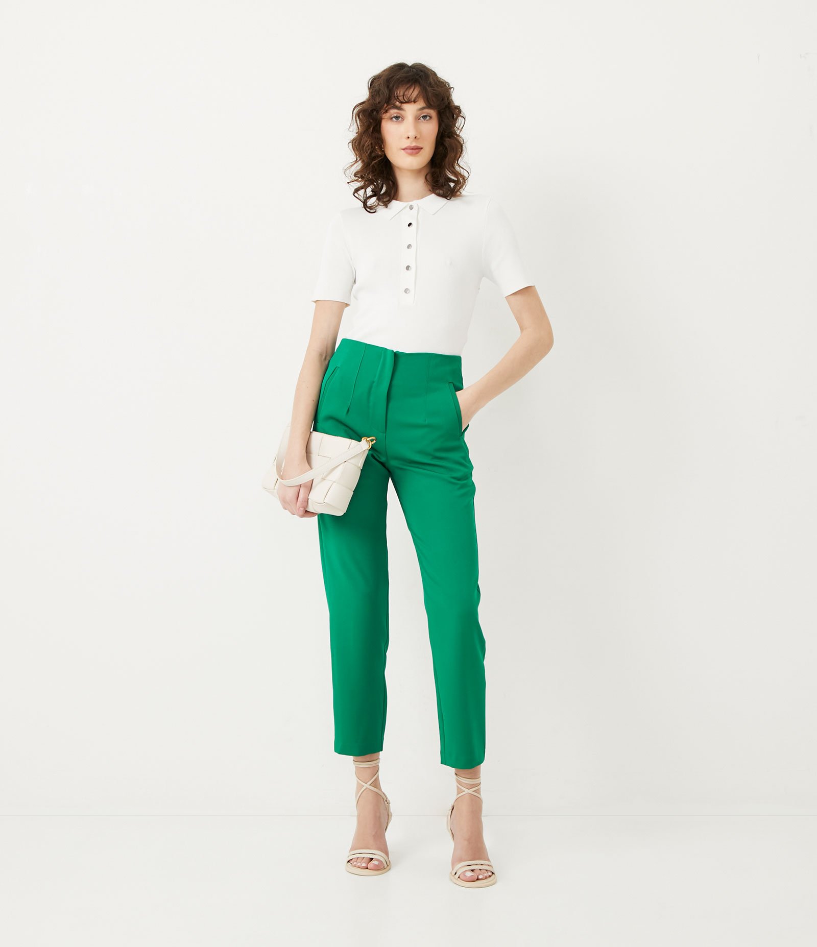 Calça Cenoura Alfaiataria com Pregas na Cintura Verde 1