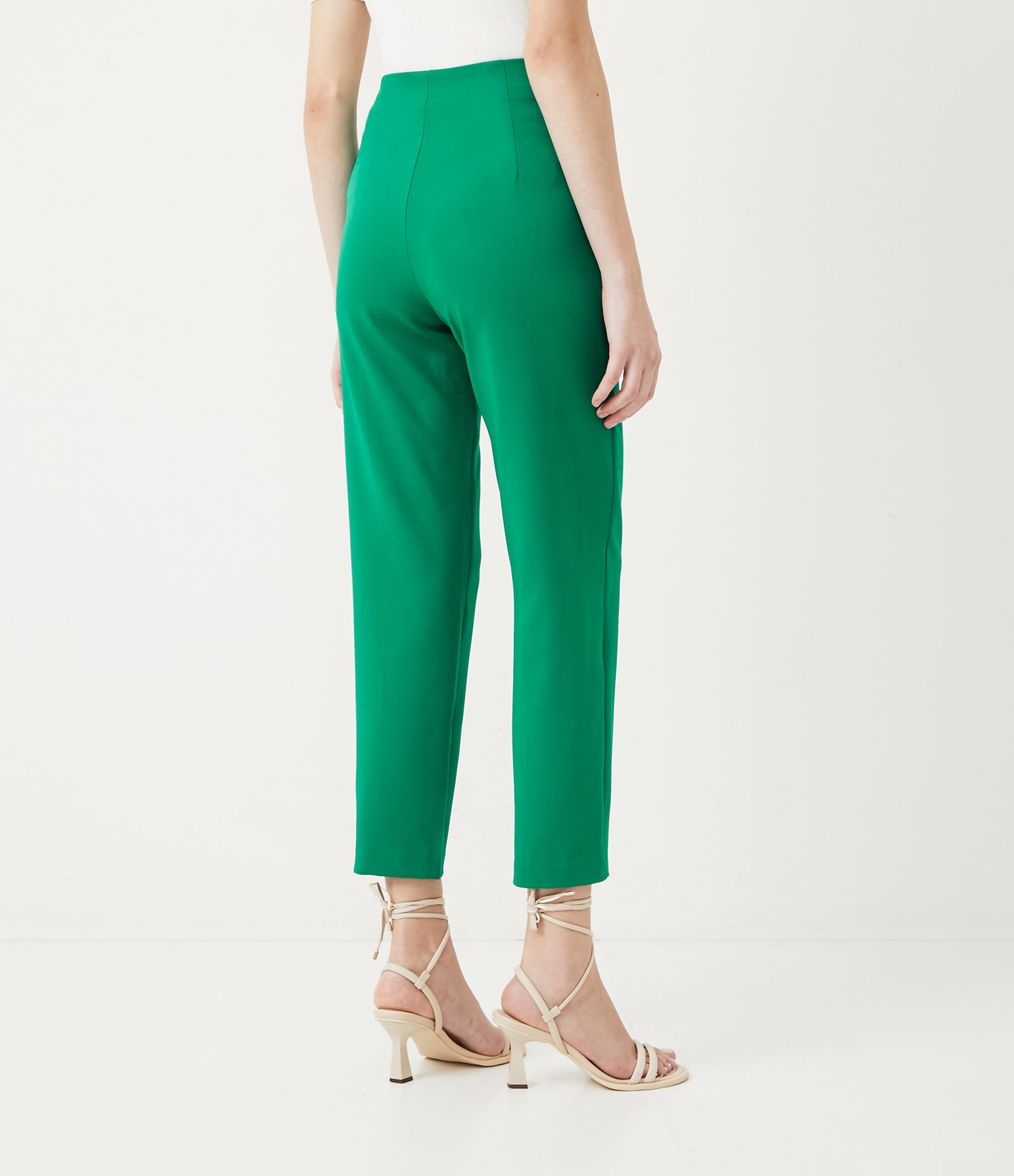 Calça Cenoura Alfaiataria com Pregas na Cintura Verde 3