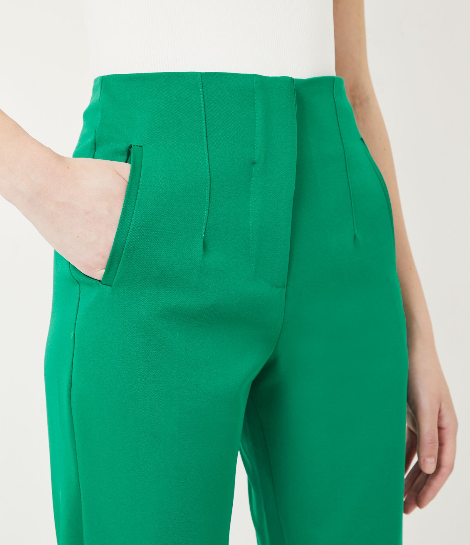Calça Cenoura Alfaiataria com Pregas na Cintura Verde 4