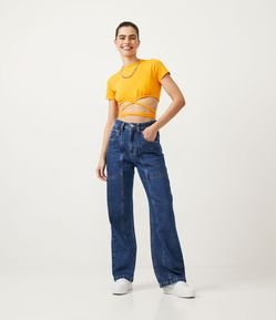 Calça Anos 90 em Jeans com Bolsos Grandes e Recortes