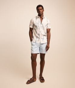 Bermuda Regular em Sarja com Elástico no Cós e Cordão