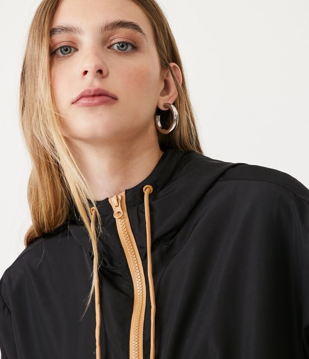 Campera con Capucha Ajustable y Adornos Contrastantes Negro 4