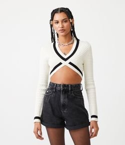 Blusão Cropped em Tricô Texturizado com Detalhes Contrastantes