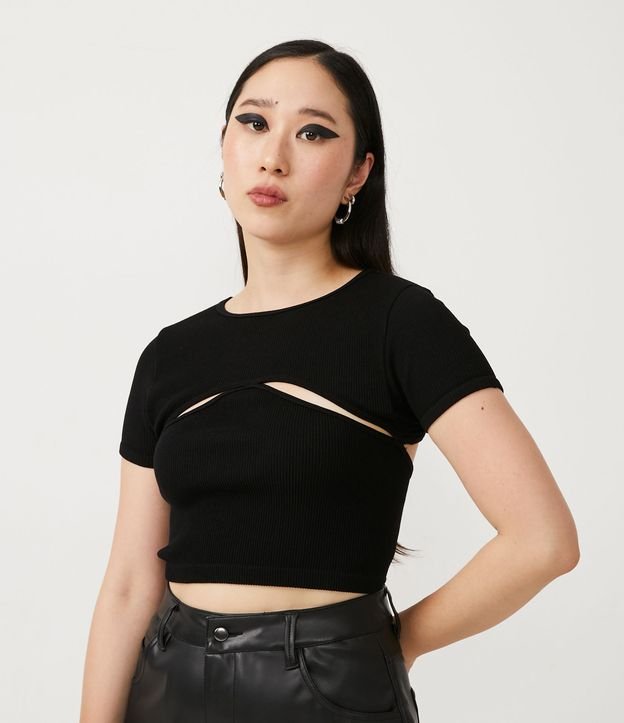 Blusa Cropped em Poliamida Canelada com Manga Curta e Vazados