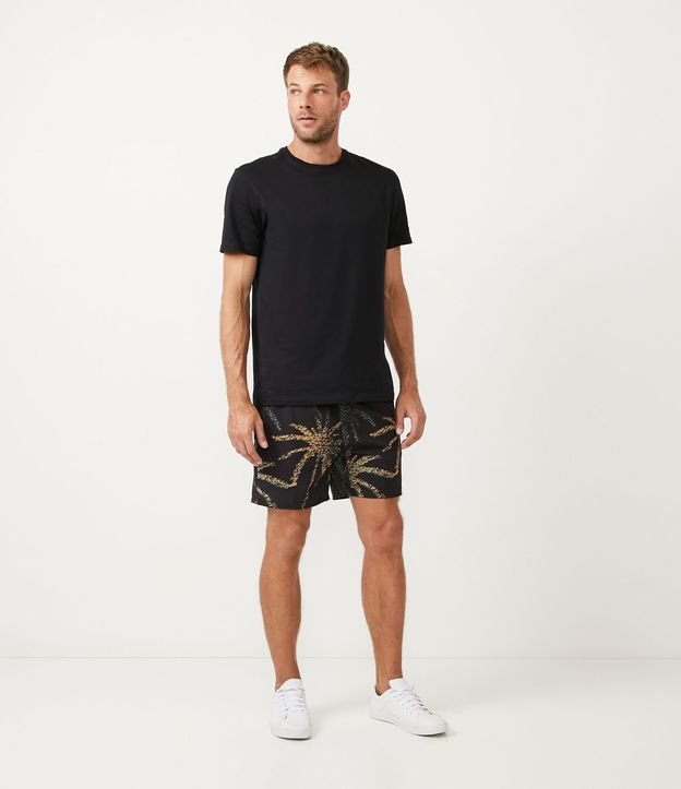 Bermuda com Cós Elástico e Estampa de Coqueiros