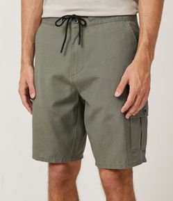 Bermuda em Algodão com Bolsos Cargo e Cós Fixo