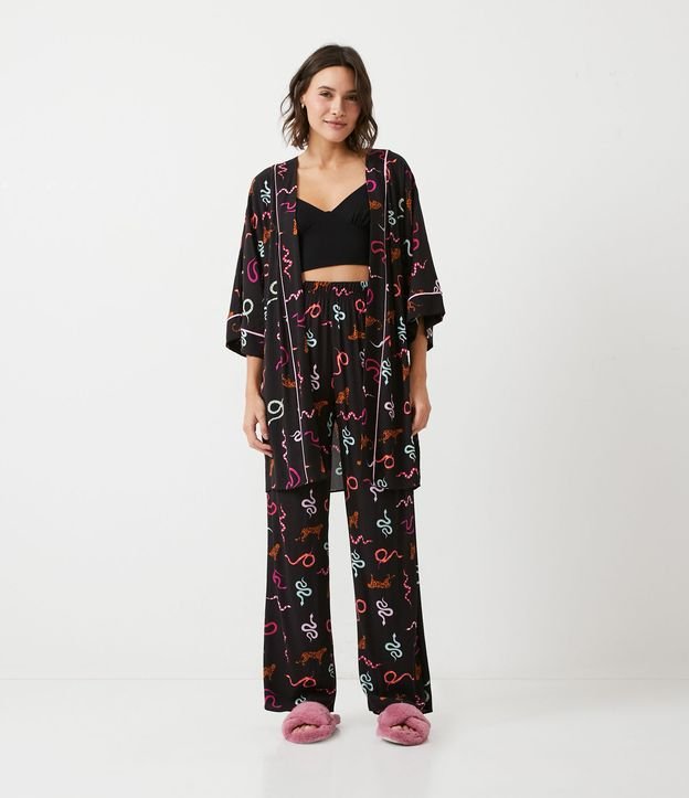 Pijama en Viscosa con Blusa Pantalón y Robe Estampado de Serpientes y Jaguares Negro 1