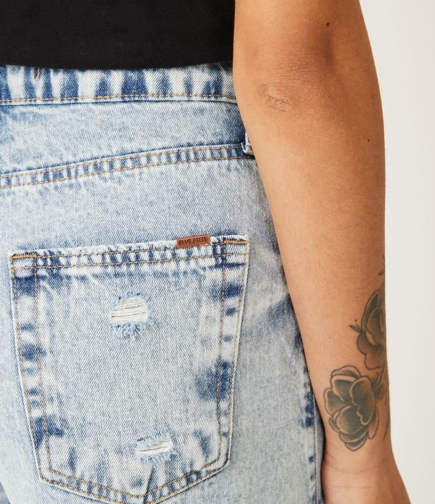Short Cintura Alta en Jeans con Barra Deshilachada y con Rotos Azul 5