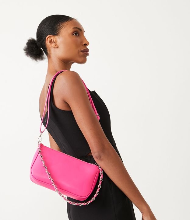 Bolsa Baquete com Alça com Detalhe em Corrente