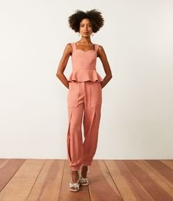 Calça Cenoura em Viscose com Pregas Frontais