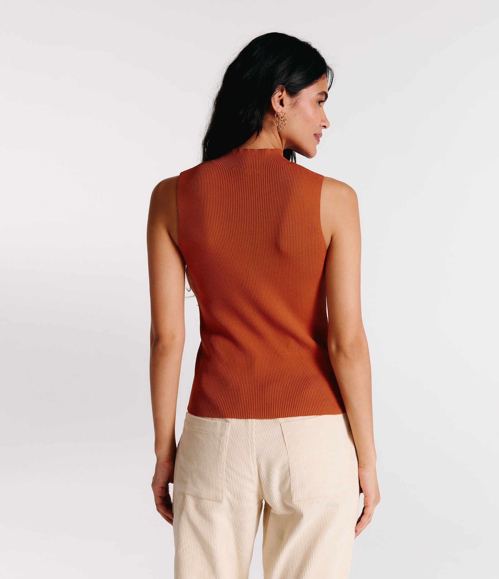 Blusa Regata Básica em Tricô com Gola Alta 3