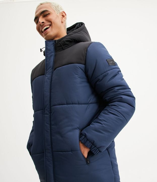 Campera Puffer con Capucha Ajustable y Bloques de Colores Azul Oscuro 2