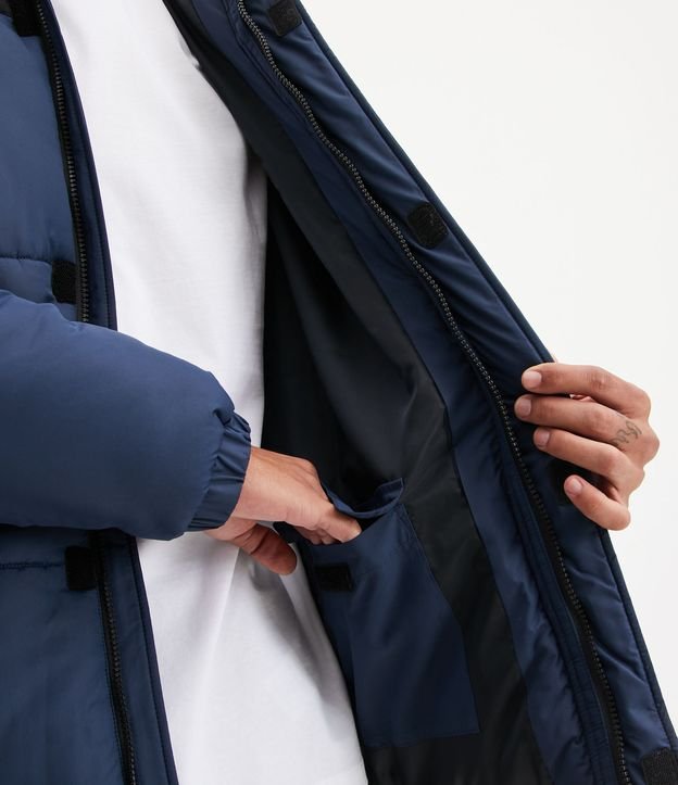 Campera Puffer con Capucha Ajustable y Bloques de Colores Azul Oscuro 5