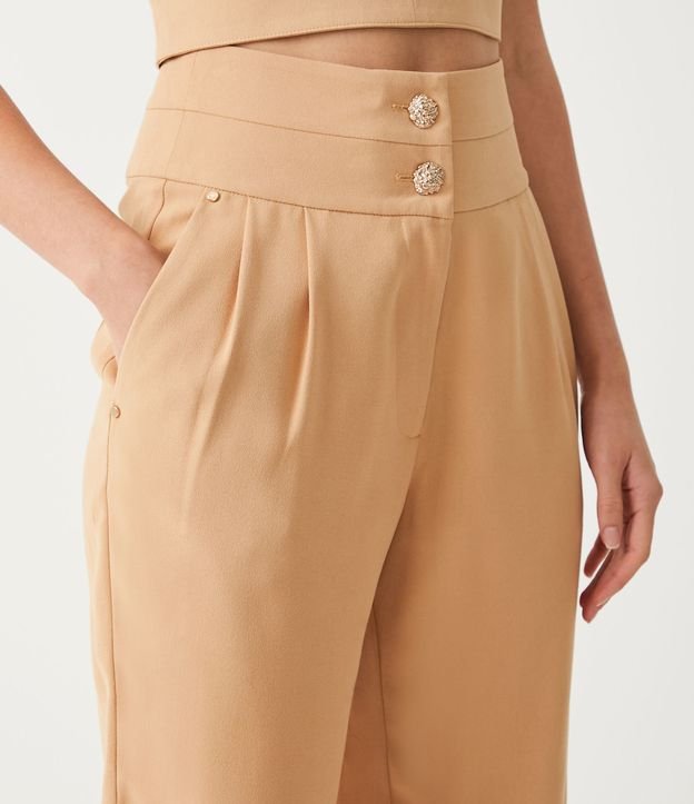 Pantalón Zanahoria en Crepé con Botones de León Beige 4