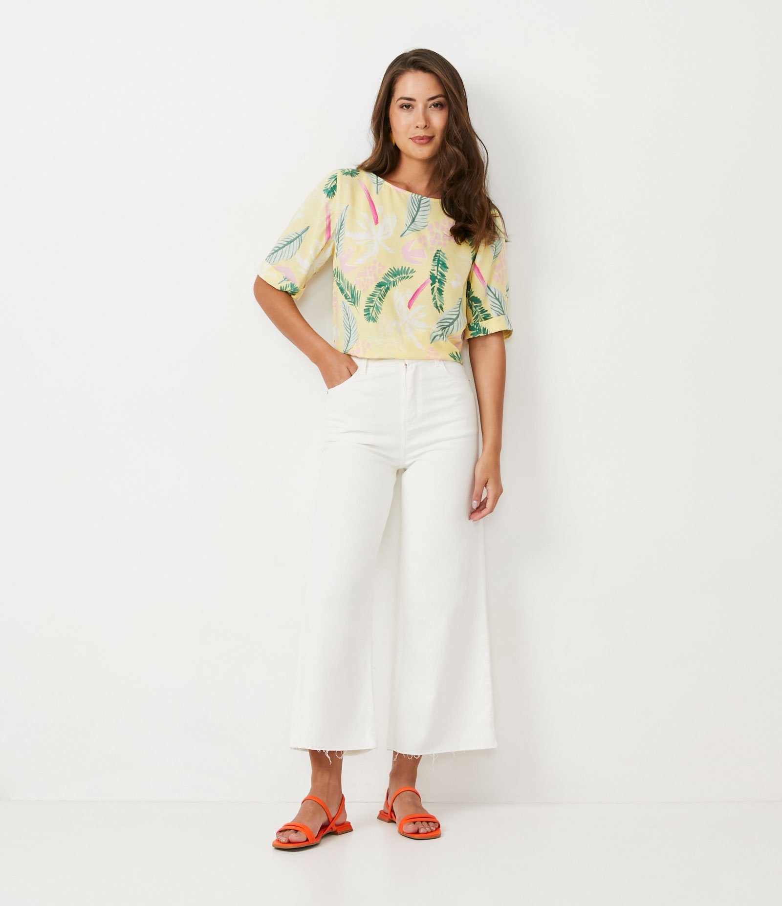 Blusa em Viscolinho com Estampa de Folhagem Amarelo 2