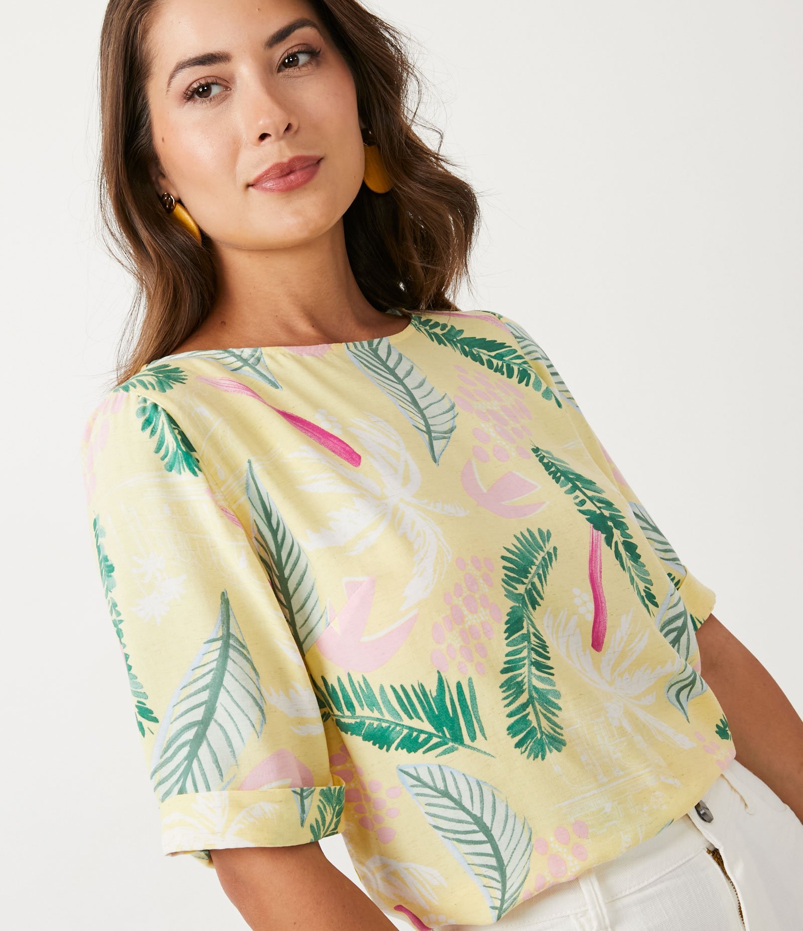 Blusa em Viscolinho com Estampa de Folhagem Amarelo 4