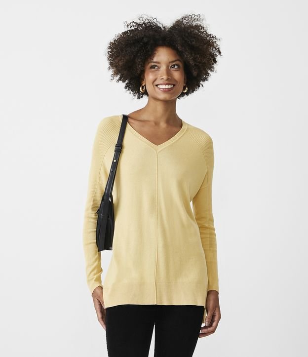 Blusa em Tricô com Decote V e Barra Mullet - Cor: Amarelo Médio - Tamanho: PP