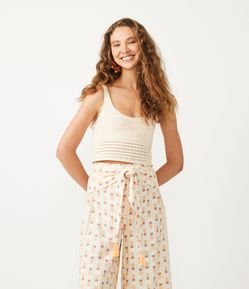 Blusa Cropped em Tricô com Detalhe em Pontos Trabalhados