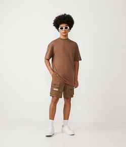 Bermuda Cargo com Cós Elástico e Bolsos Táticos