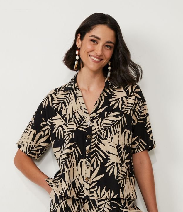 Camisa em Viscolinho com Estampa de Folhagem
