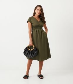 Vestido Midi em Tricoline com Decote V e Elástico na Cintura