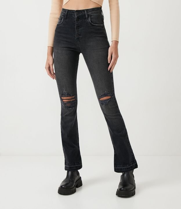 Calça Flare em Jeans com Rasgos e Barra Desfeita Preto 2
