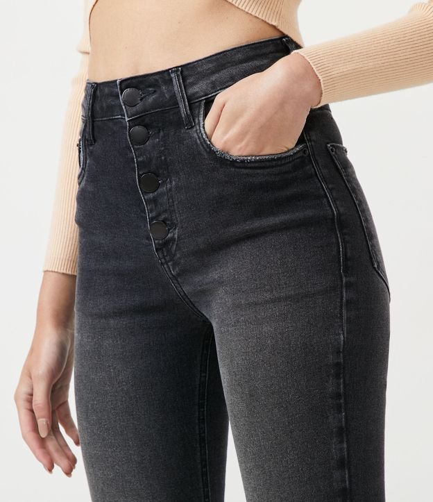 Calça Flare em Jeans com Rasgos e Barra Desfeita Preto 4