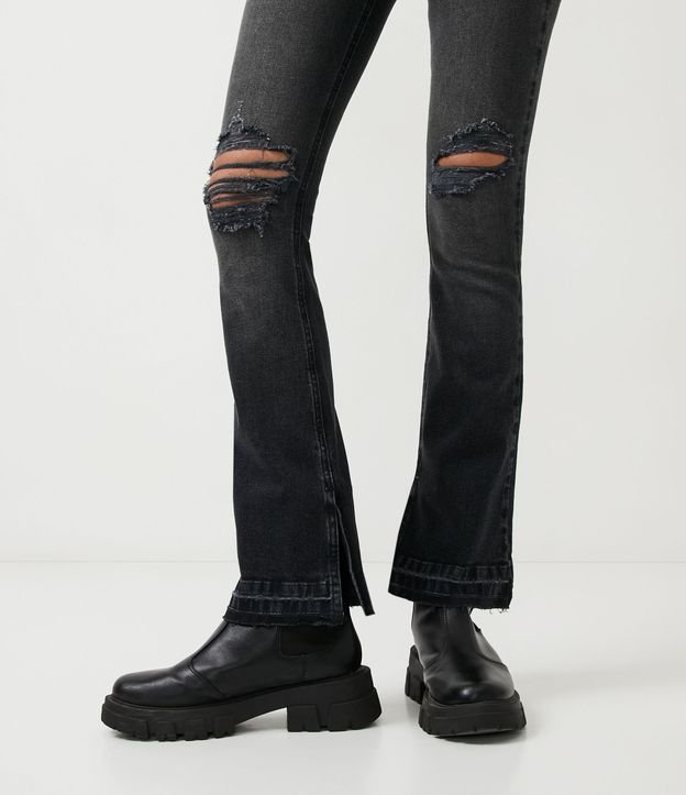 Calça Flare em Jeans com Rasgos e Barra Desfeita Preto 5