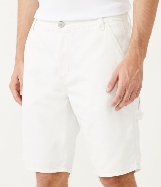 Bermuda Loose Jeans con Pespuntos Contrastantes Blanco 2