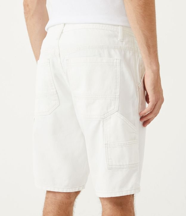 Bermuda Loose Jeans con Pespuntos Contrastantes Blanco 3