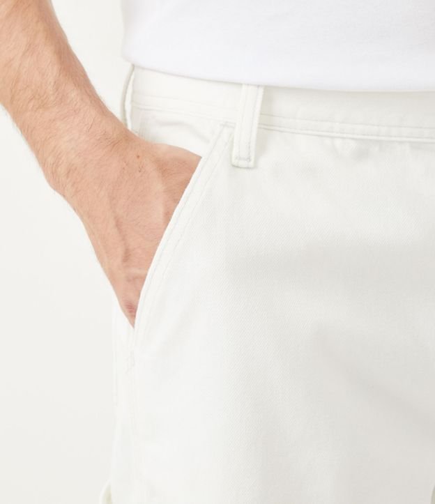 Bermuda Loose Jeans con Pespuntos Contrastantes Blanco 4