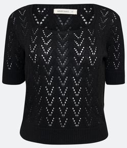 Blusa em Tricô com Manga Curta e Ponto Aberto Diferenciado
