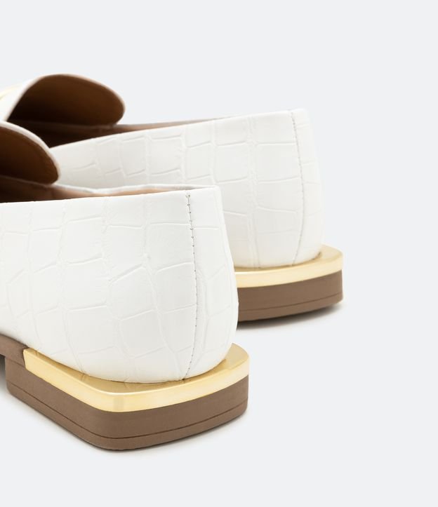 Zapato Mocasín con Puntera Fina y Textura Croco Off White 3