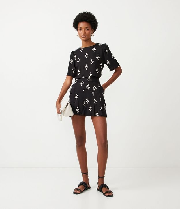 Short em Viscose com Cós Elástico e Estampa Étnica