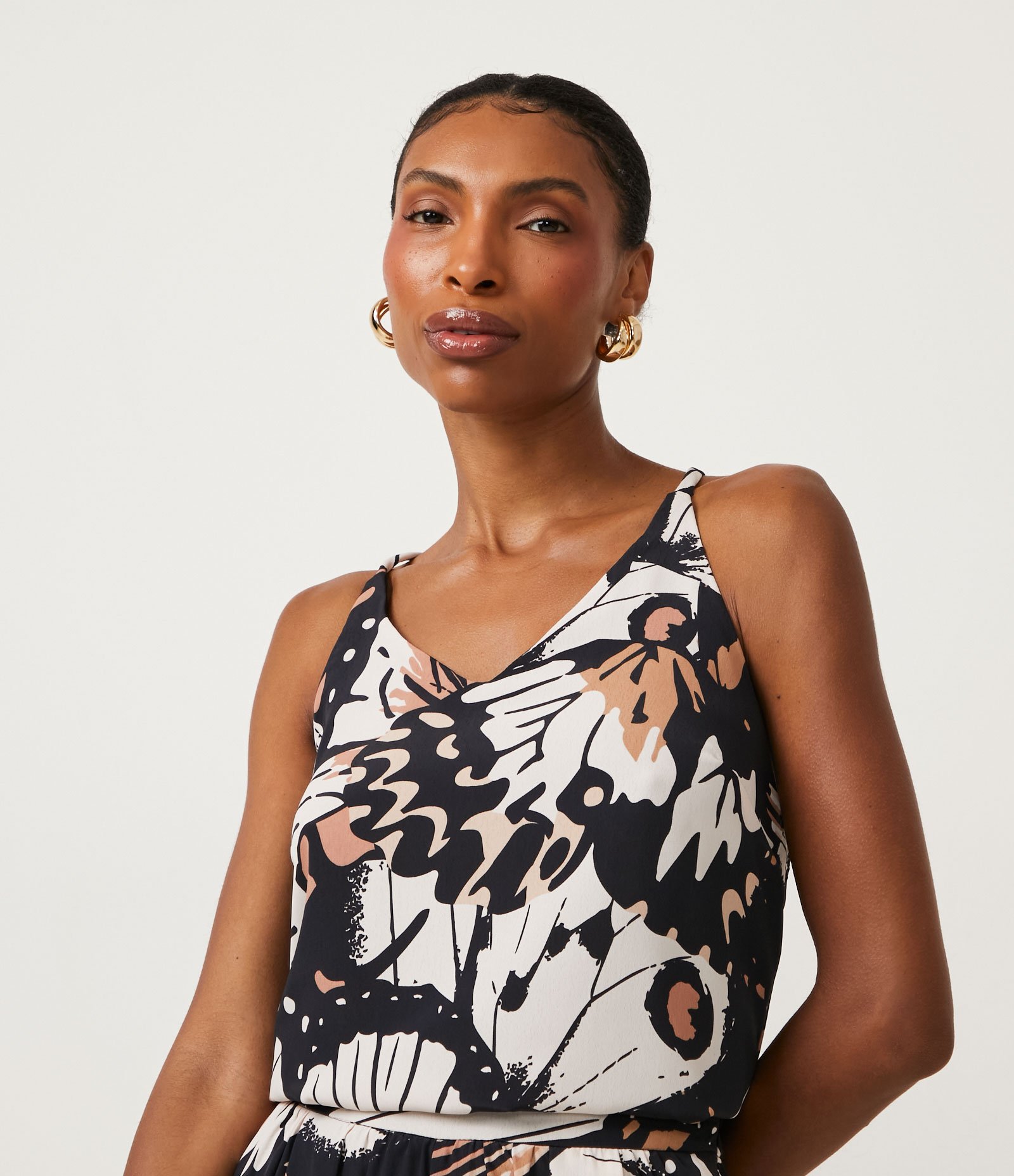 Blusa com Decote V e Estampa Borboleta Preto 4