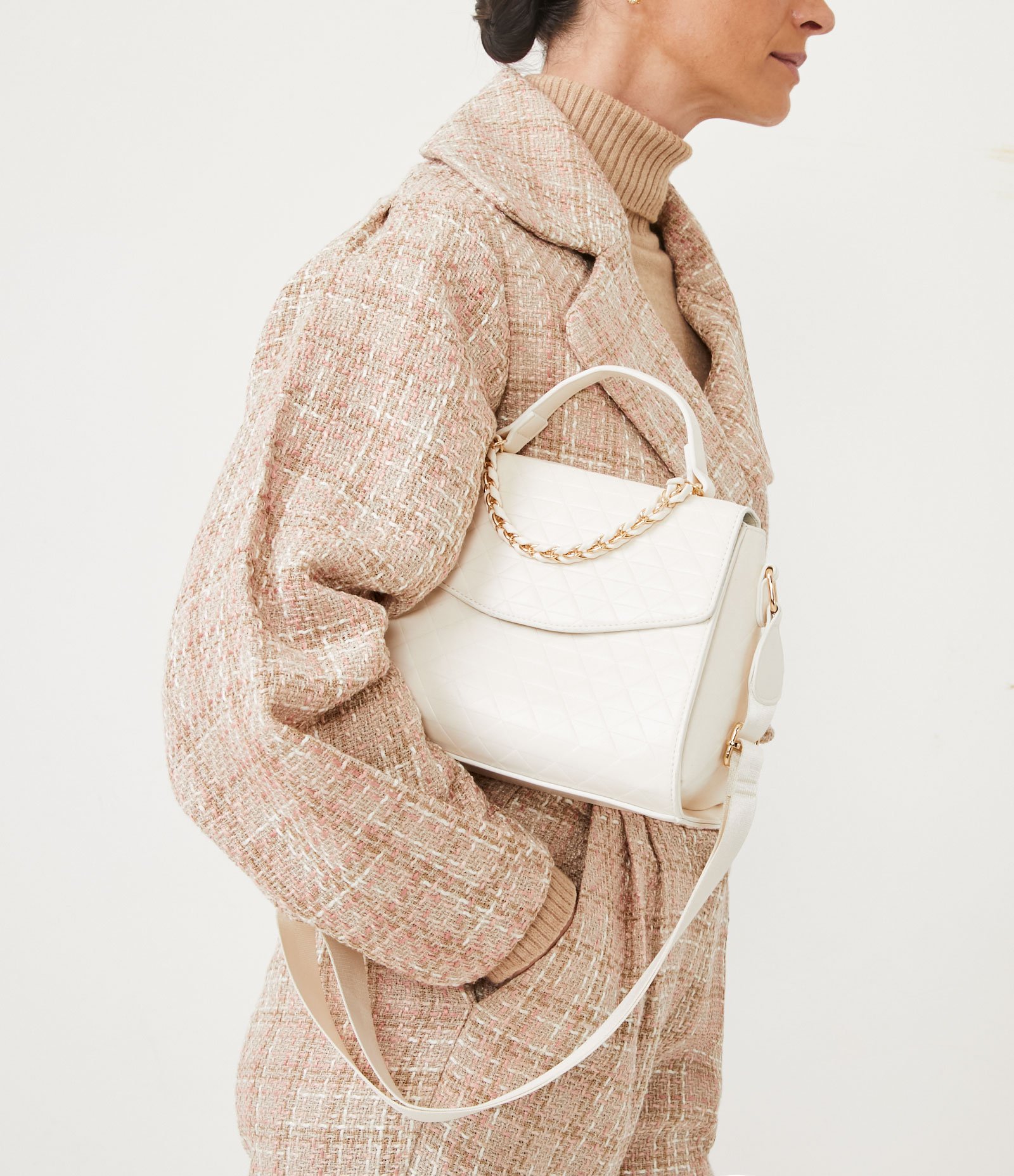 Bolsa Transversal Estruturada com Alça de Corrente 1