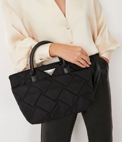 Bolsa Shopper com Alça Transversal e Textura Matelassê