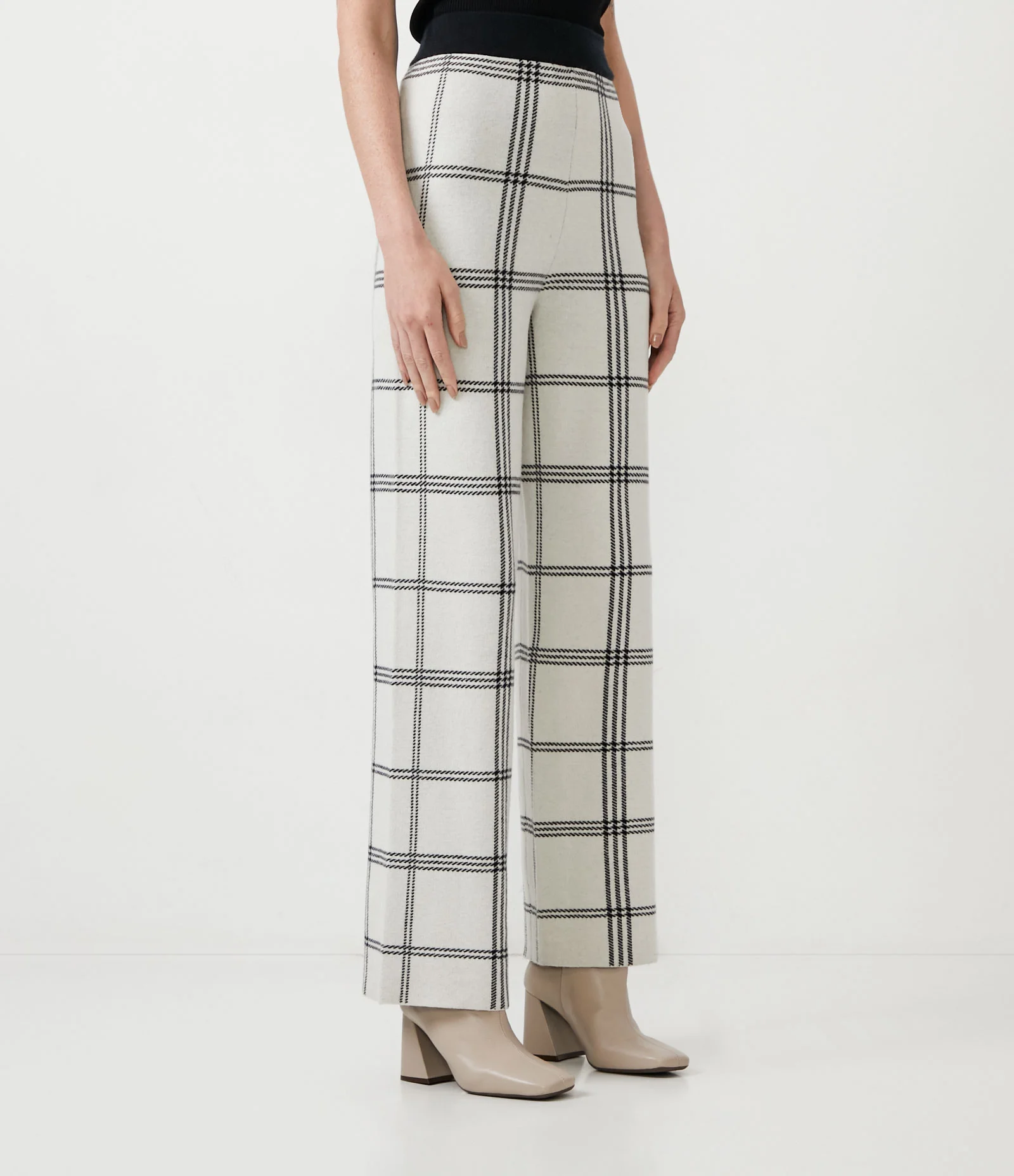 Calça Reta em Tricô com Estampa Xadrez e Cós Contrastante Bege 1