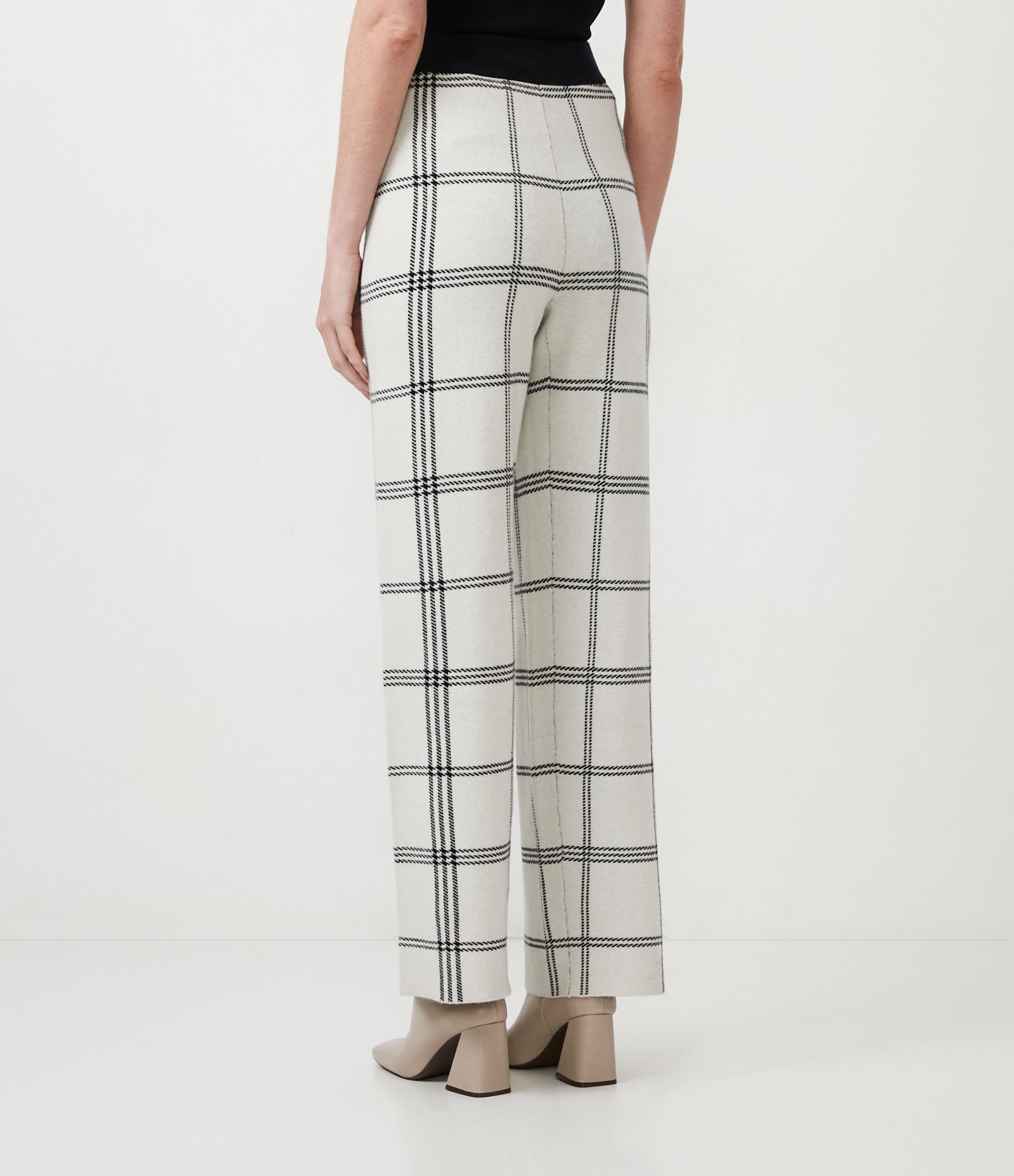 Calça Reta em Tricô com Estampa Xadrez e Cós Contrastante Bege 2