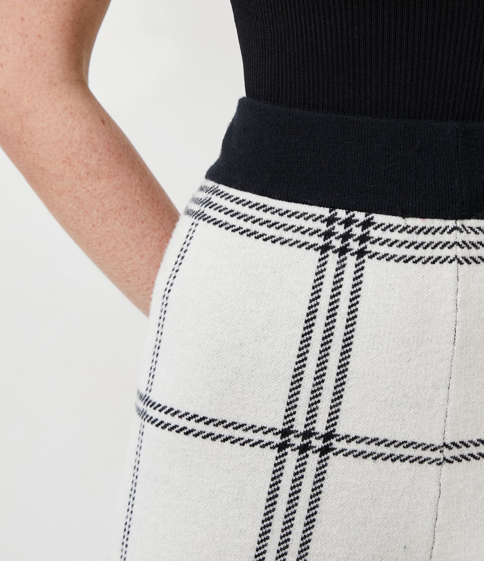 Calça Reta em Tricô com Estampa Xadrez e Cós Contrastante Bege 3