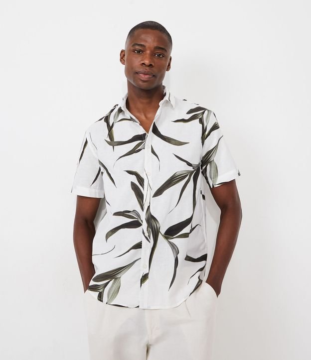 Camisa Comfort em Linho com Estampa de Folhagens