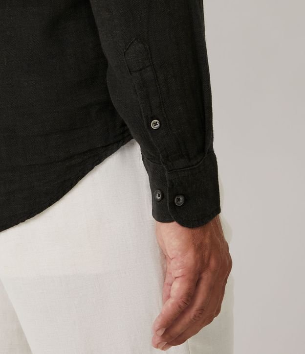 Camisa Comfort en Lino con Pequeño Bolsillo Frontal Negro 5