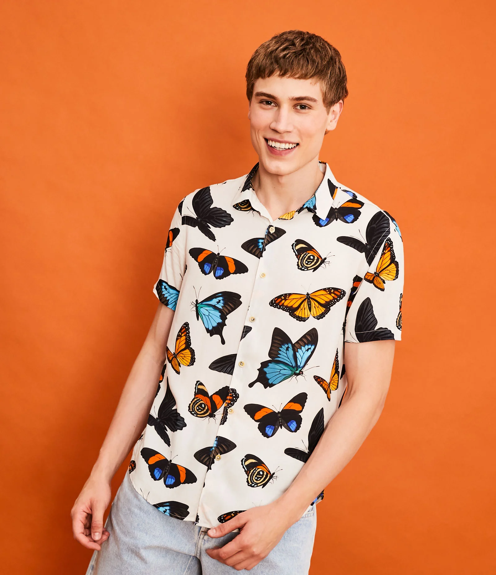 Camisa Manga Curta em Viscose com Estampa de Borboletas Bege 1