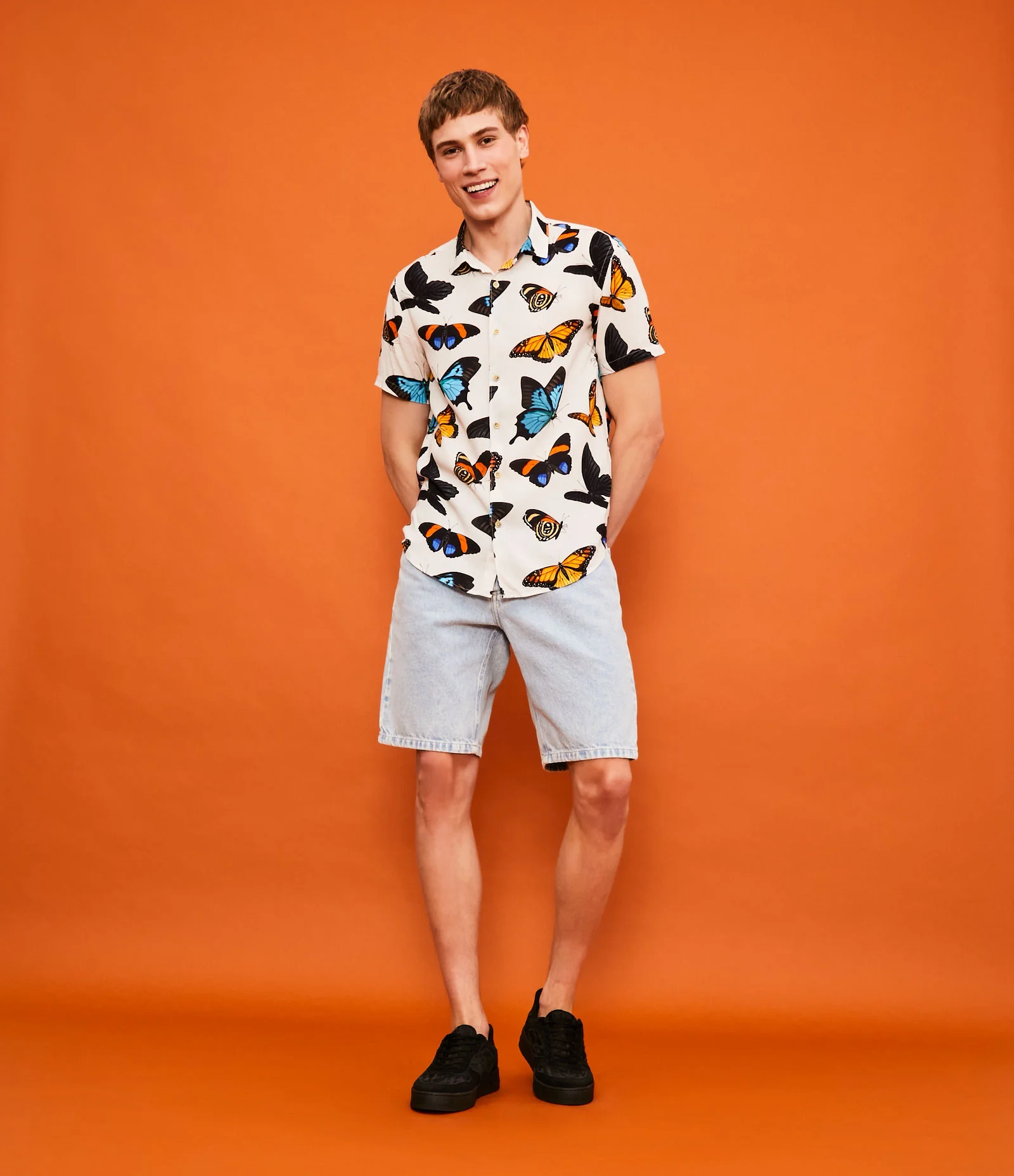 Camisa Manga Curta em Viscose com Estampa de Borboletas Bege 2