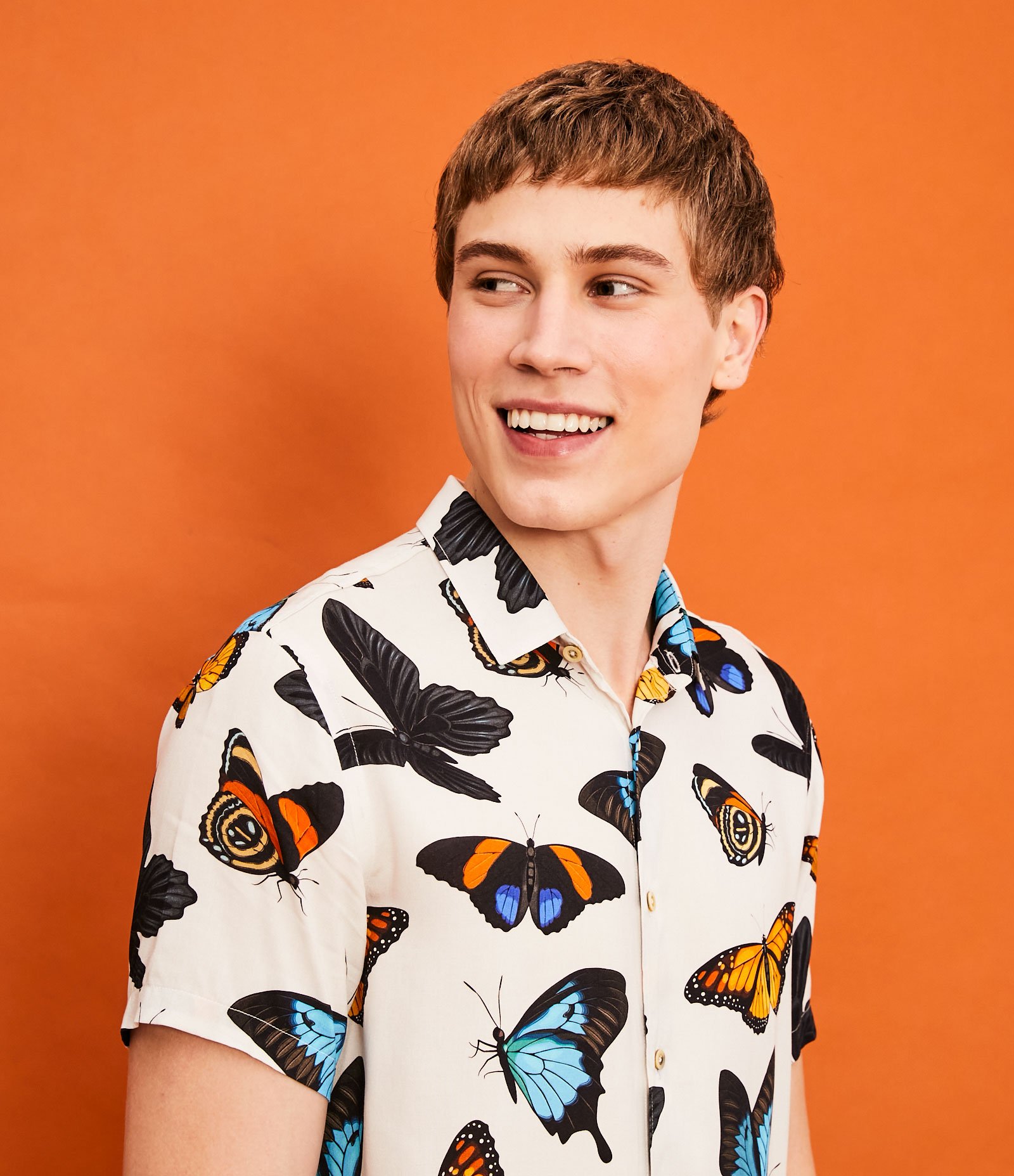 Camisa Manga Curta em Viscose com Estampa de Borboletas Bege 4