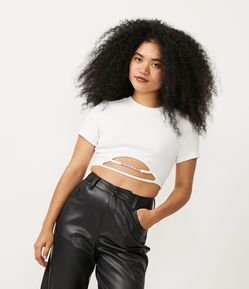 Blusa Cropped Canelada com Manga Curta e Vazado com Aviamento