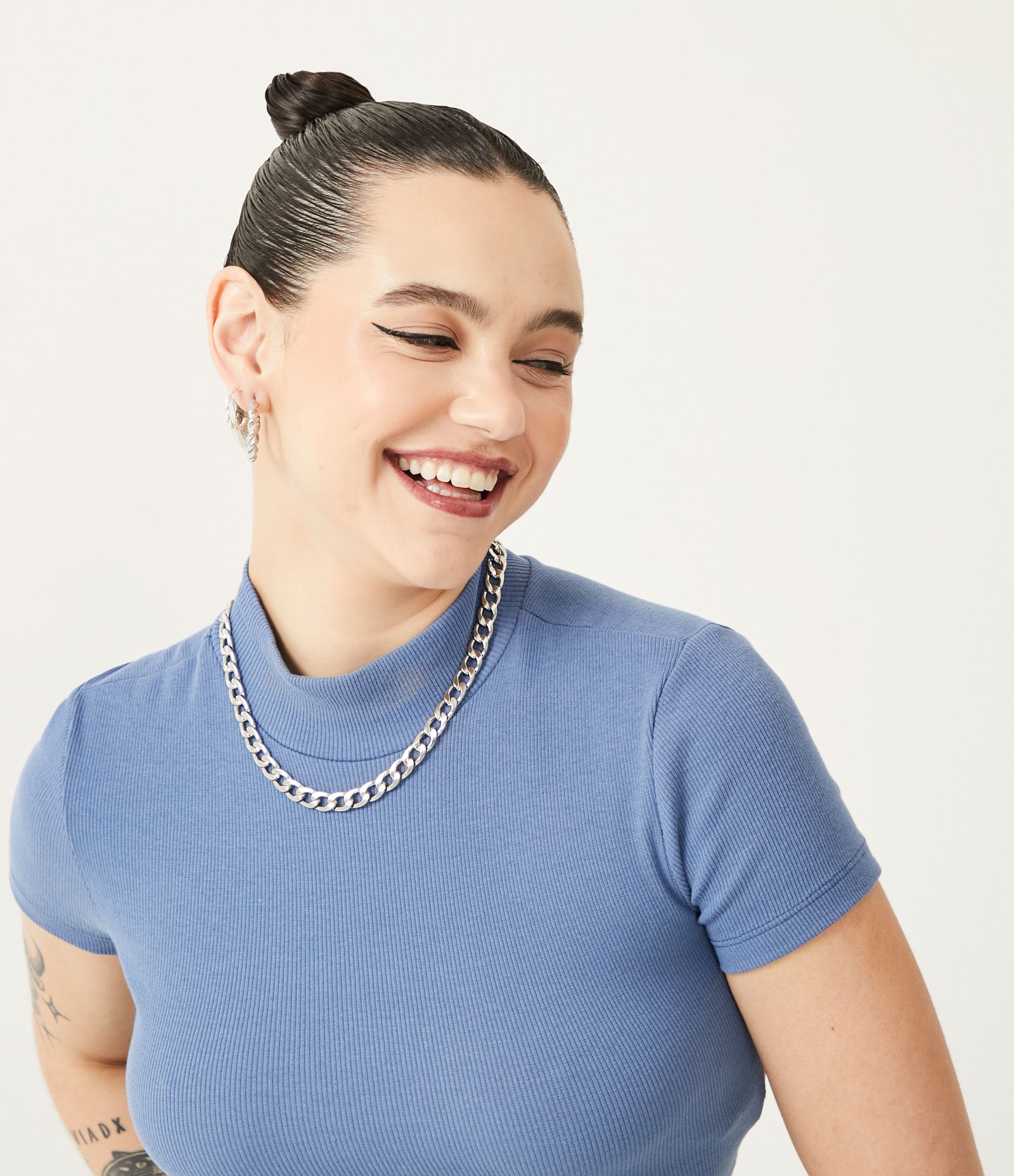 Blusa Cropped em Ribana com Manga Curta e Barra Curva Azul 4