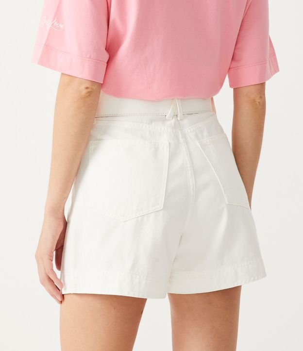 Short en Sarga con Cinturón Hebilla de Corazón y Pliegues Blanco 3
